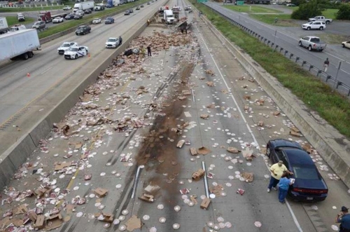 고속도로에 쏟아진 피자 1천 개…양방향 불통