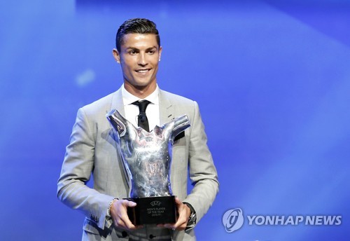 호날두, 2년 연속 UEFA ‘올해의 선수’…통산 3번째