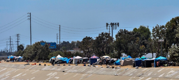 파운틴 밸리 샌타애나 강 근처가 완전 노숙자 텐트 촌 전락
