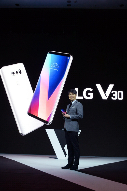 LG 독일서 새 스마트폰 ‘V30’ 공개