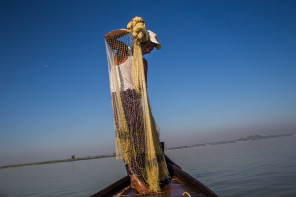 어부와 돌고래 협업 / 미얀마의 고기잡이 ‘신비스런 전통’