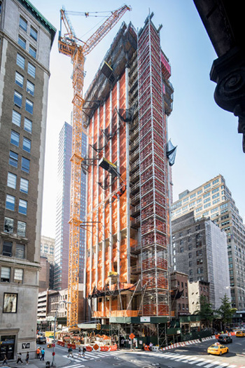 맨하탄에 럭셔리 고층 콘도 공사 한창
