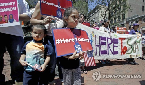 美법원, ‘반이민 명령’ 항소 기각…”조부모·손자도 입국 허용”