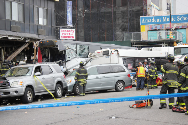플러싱서 버스 충돌 3명 사망·19명 부상