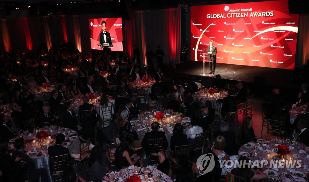 세계시민상 수상 文대통령 “한국민 촛불혁명 세계민주史에 희망”