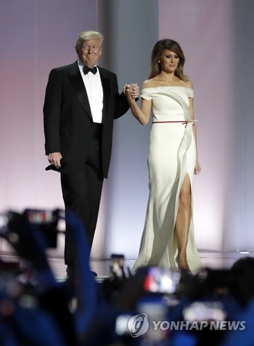 멜라니아가 입었던 트럼프 취임식 무도회 드레스 전시