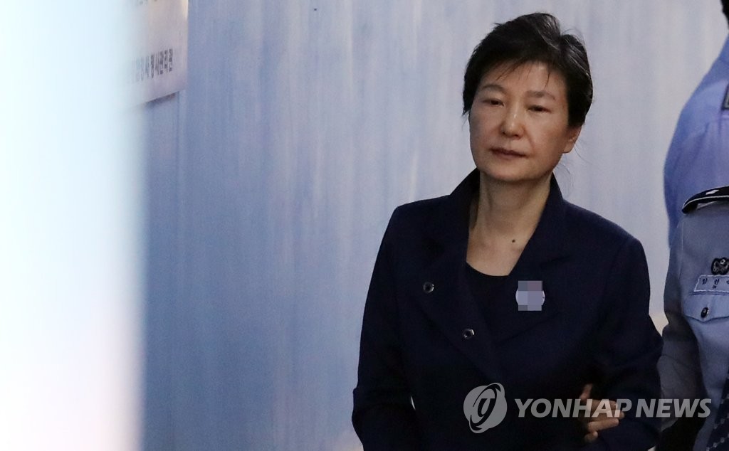 법원 “박근혜 국선변호인 선정할 것…준비되면 기일 지정”