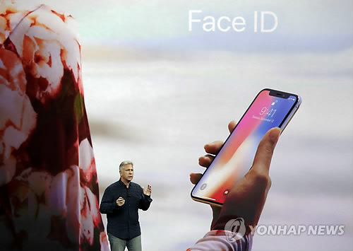 애플 “아이폰 X 방문고객에도 판매”…3일 매장 앞 장사진 예고