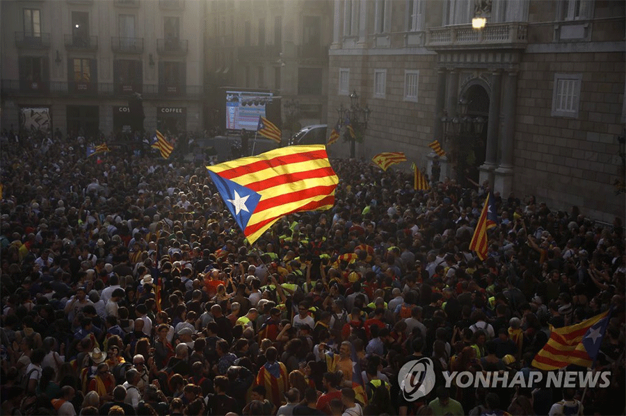 누구도 인정 않는 카탈루냐 독립…주요국 “스페인 화이팅” 합창