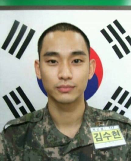‘훈련병’ 김수현, 까까머리 완벽 소화…늠름한 모습