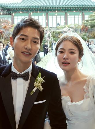 송중기-송혜교, 이제 부부…눈물 속 동화같은 결혼식