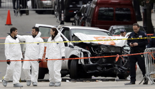 ‘트럭돌진’테러 8명 사망