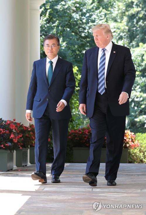 文대통령, 트럼프와 청와대 경내 산책하며 우의 다진다