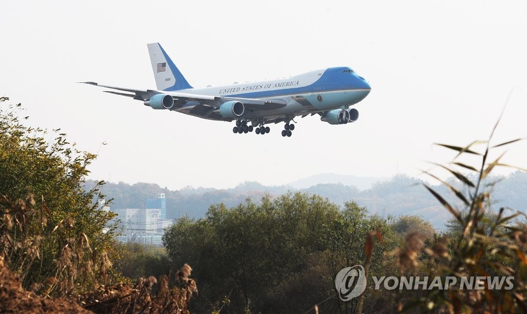 트럼프 美대통령, 한국 도착…1박2일간 국빈방문 돌입