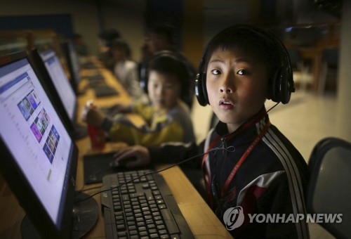 “北주민 10명중 1명은 스마트폰”…AP기자가 본 북한 온라인 실태