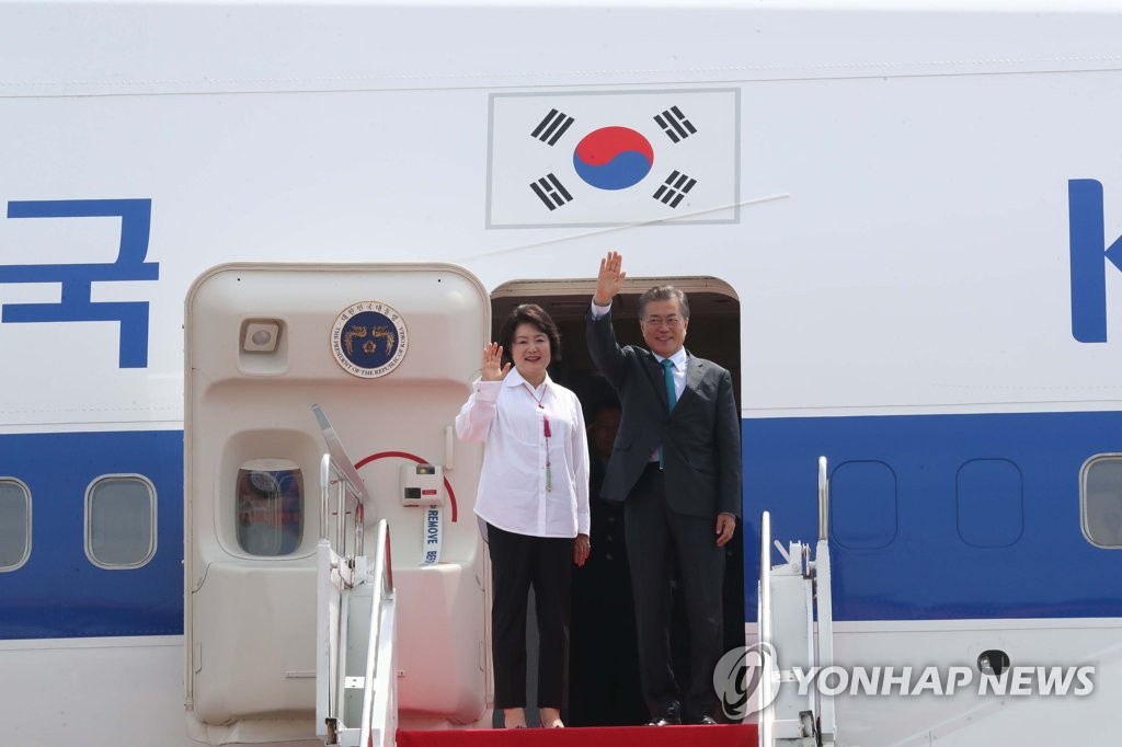 文대통령, 베트남으로 향발…APEC 정상외교 시작
