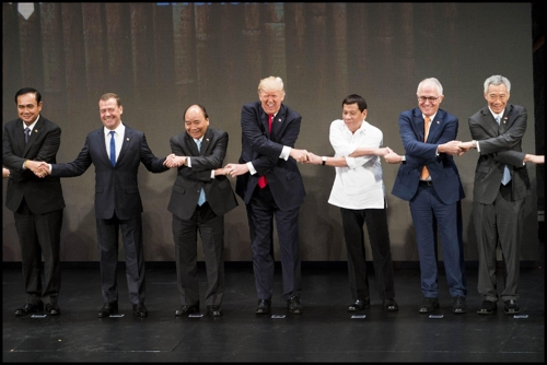 ‘어떻게 하는 거지?’ 트럼프 APEC 정상 단체 악수사진 논란