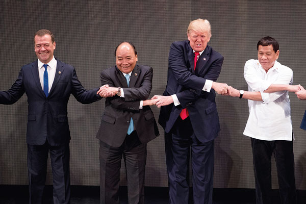 트럼프 APEC 정상 단체 악수사진 논란