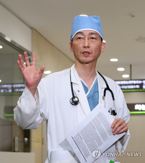 귀순 북한 병사 2차 수술…”손상된 조직 절제”
