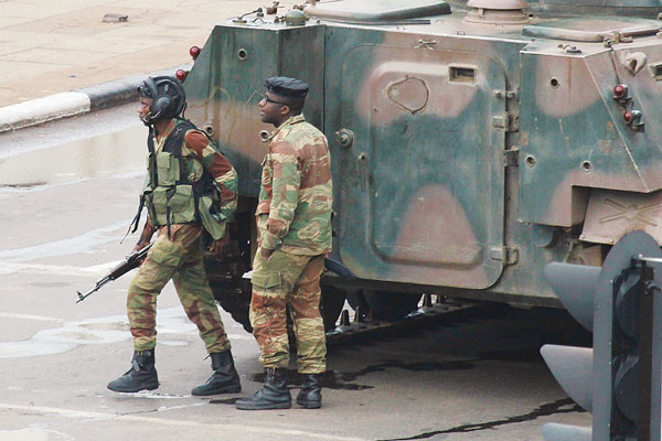 짐바브웨, 사실상 쿠데타…무가베 ‘37년 독재’종말