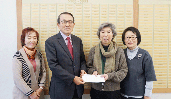 서울대 동창회 KCC한인동포회관에 1,000달러 전달