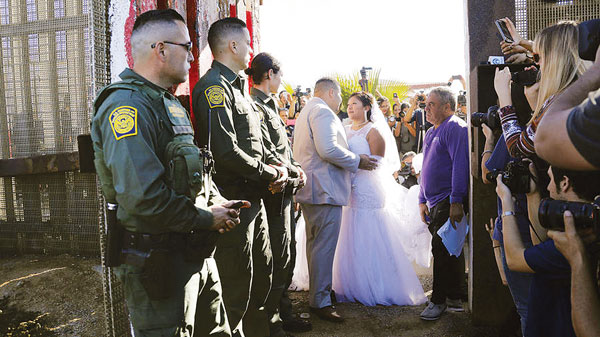 ‘장벽 없는 사랑’… 국경서 결혼식