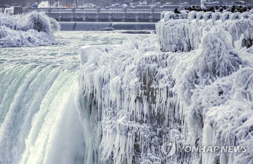‘북극한파’가 얼린 나이아가라 폭포…진풍경 보러 관광객 쇄도