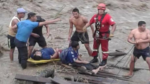버스 추락 참사 페루서 폭우로 다리 붕괴…급류에 16명 실종