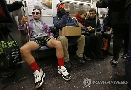 북극 한파에도 바지 벗은 지하철 승객들…시민들에 ‘웃음’