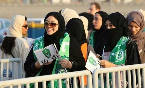이란 여성들, 남장 차림으로 몰래 축구 관전…적발 사례도