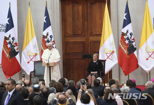 교황, 칠레 고위인사 앞에서 사제들의 성추문 용서 구해