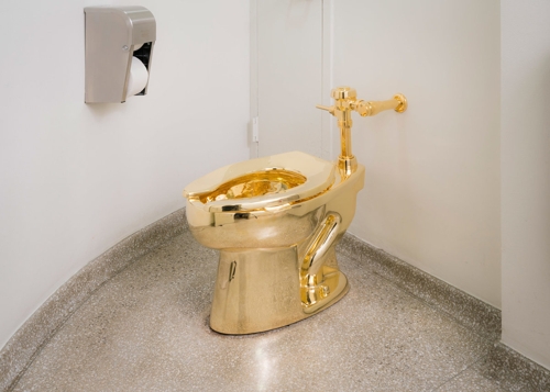구겐하임 미술관 “트럼프 부부에 ‘황금변기’ 사용 제안”