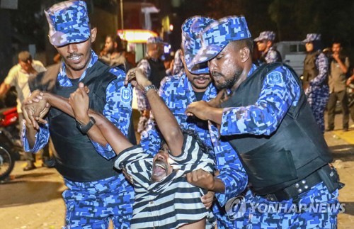 몰디브 비상사태 선포, 대법원장·전직 대통령 체포…극도 혼란