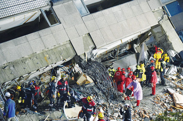대만 지진 기울어진 빌딩서, 한국인 여성 10시간만 구조