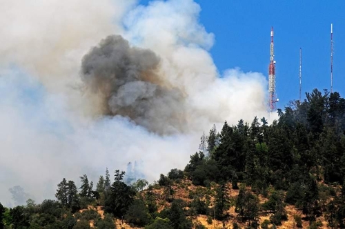 칠레 산티아고의 가장 큰 공원서 불…숲 12만㎡ 태워