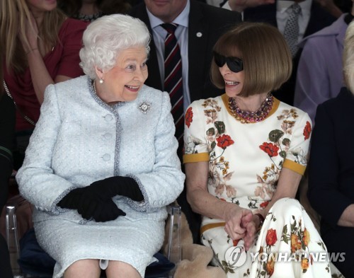 영국 엘리자베스 여왕, 런던 패션위크 현장에 깜짝 등장