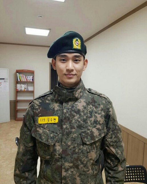 ‘군인’ 김수현, 입대 후 첫 휴가..”가족·친구들과 함께”
