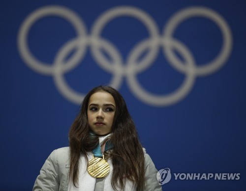 러시아 국가 대신 ‘올림픽 찬가’…입술 삐죽인 자기토바