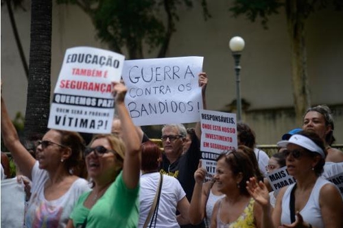 ‘SOS 리우’…브라질 리우 시민들, 치안불안 항의 거리시위