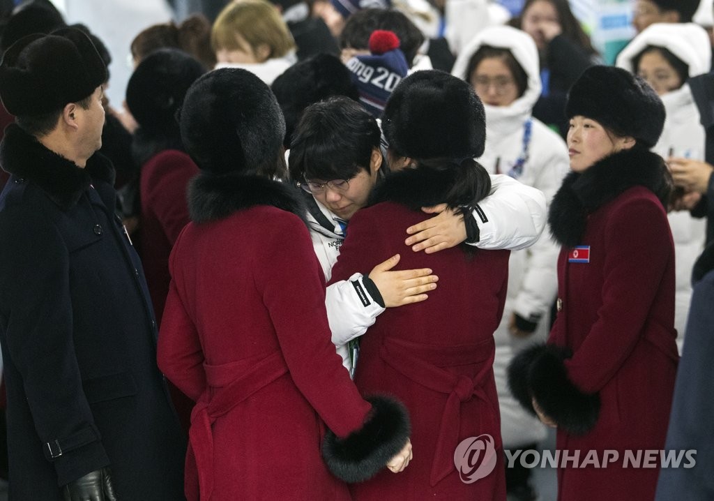 “다시 만납시다”··· 북한 선수단·응원단 귀환길