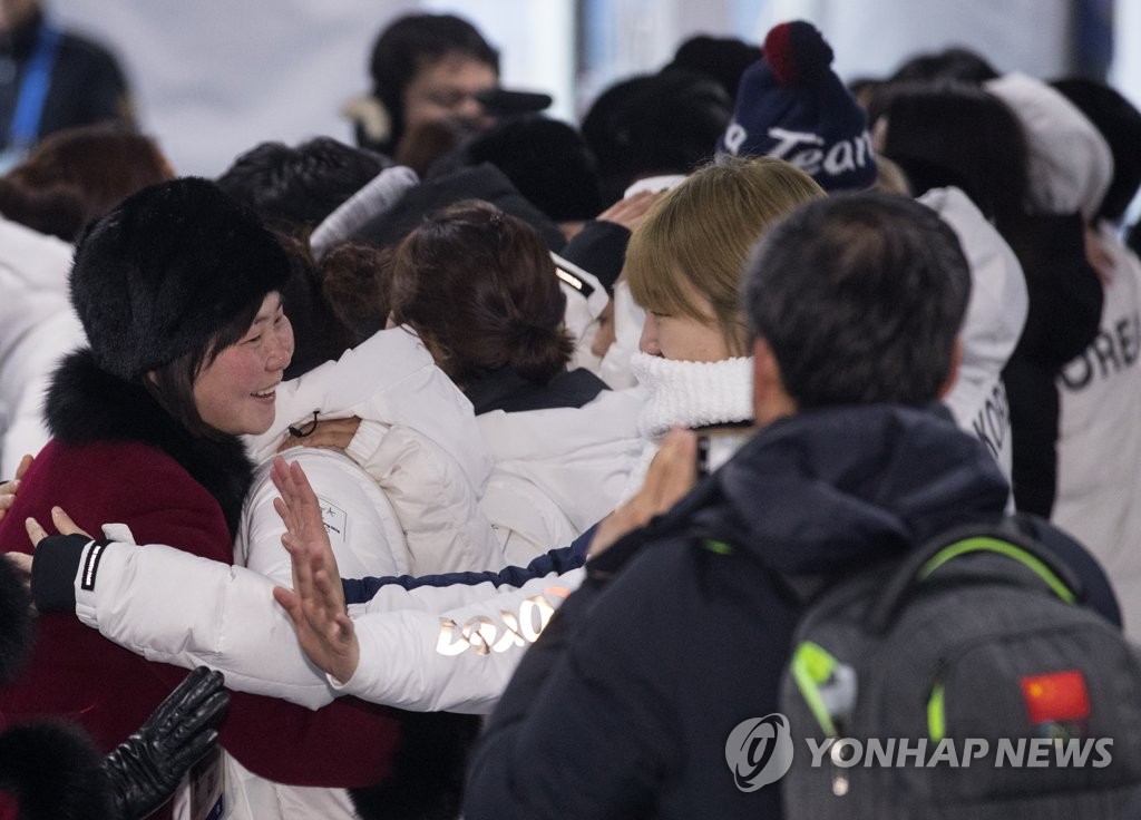 “다시 만납시다”··· 북한 선수단·응원단 귀환길