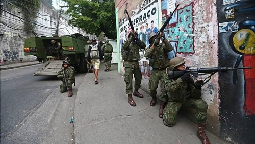 전역 군인들에게 ‘과외수업’ 받는 브라질 리우 범죄조직