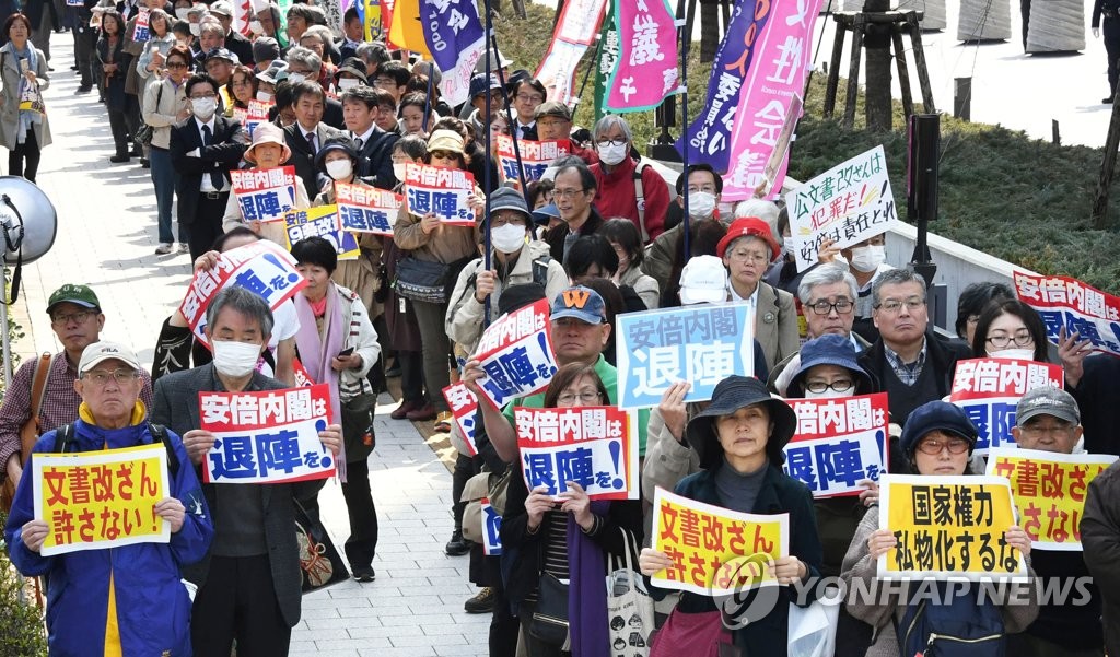 아베도 가고이케도 ‘일본회의’…사학스캔들로 개헌표류 ‘자충수’
