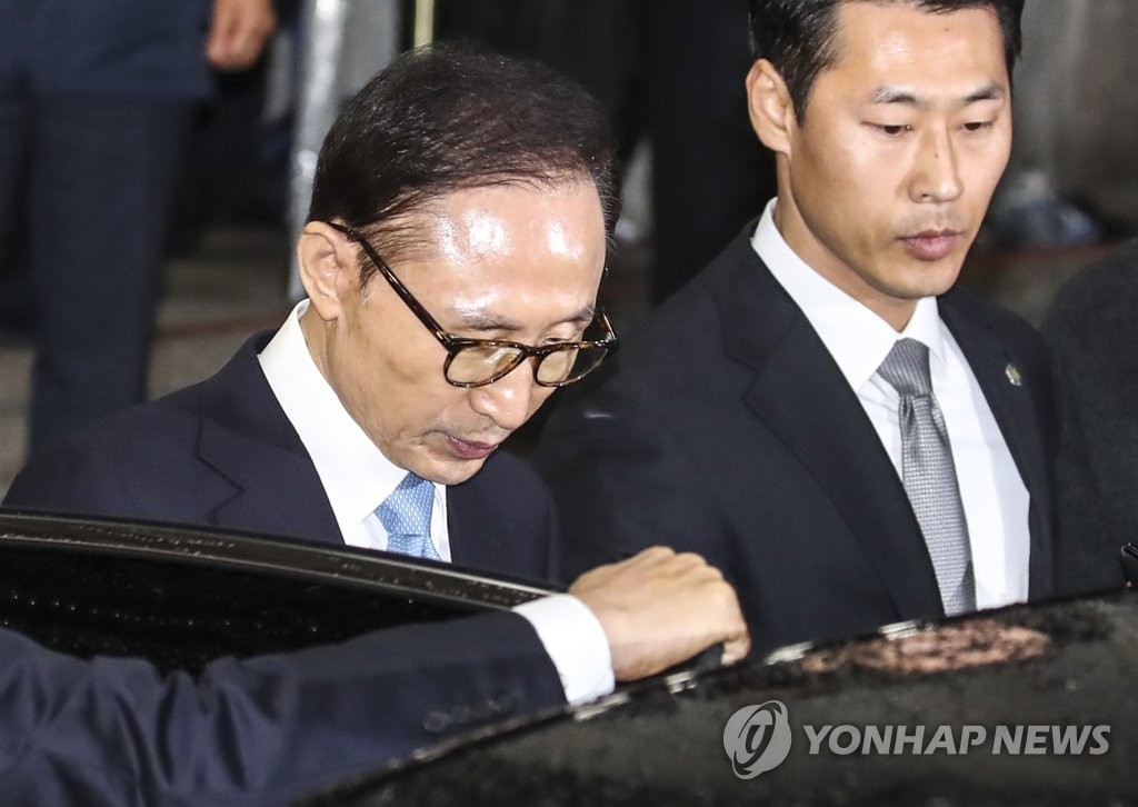 ‘혐의부인’ MB, 21시간 조사 후 귀가…檢 구속영장 검토