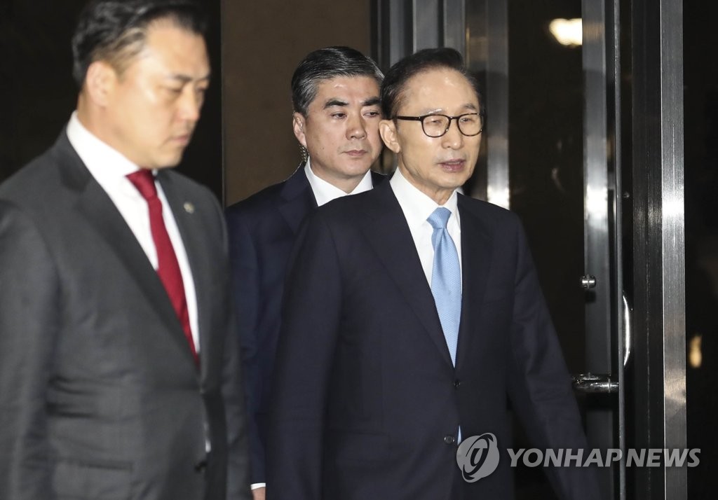 ‘혐의부인’ MB, 21시간 조사 후 귀가…檢 구속영장 검토