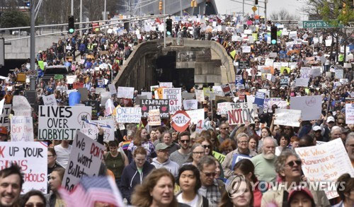‘우리 생명을 위한 행진’…미 전역 뒤덮은 ‘총기규제’ 시위