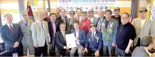 ‘한국군 월남참전 전우의 날’ 선포장 전달
