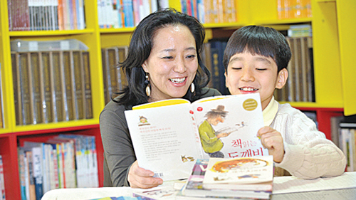 자녀에 책 읽어주면 부모와 관계형성에 도움