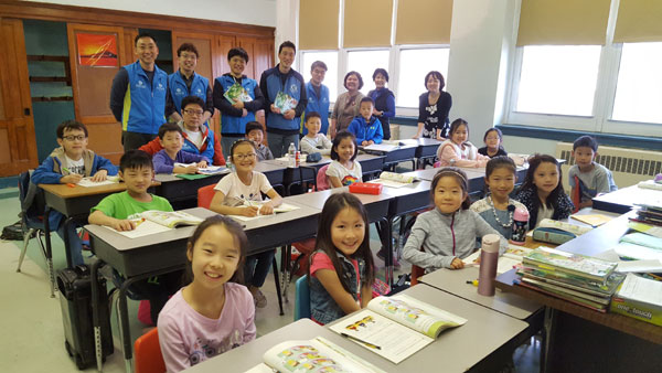 우리한국학교 한국 국정교과서 재학생들에 전달