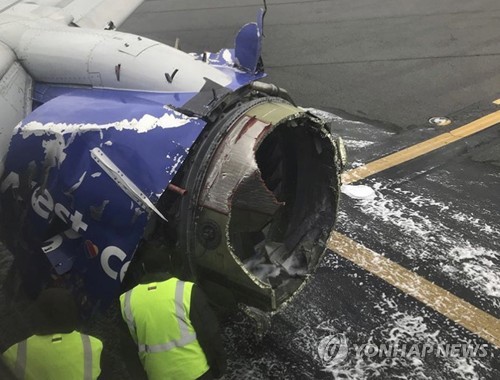 미 항공기 비행중 엔진 터져 불시착…1명 사망·7명 부상